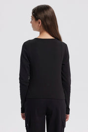 Polera negra de niña con argollas en el cuello y estampado frontal New York en letras blancas y rojas estilo urbano