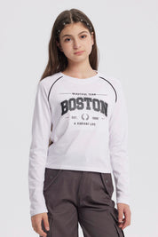 Polera crudo para niña con estampa grande de letras Boston en el centro estilo deportivo manga larga y detalles en negro