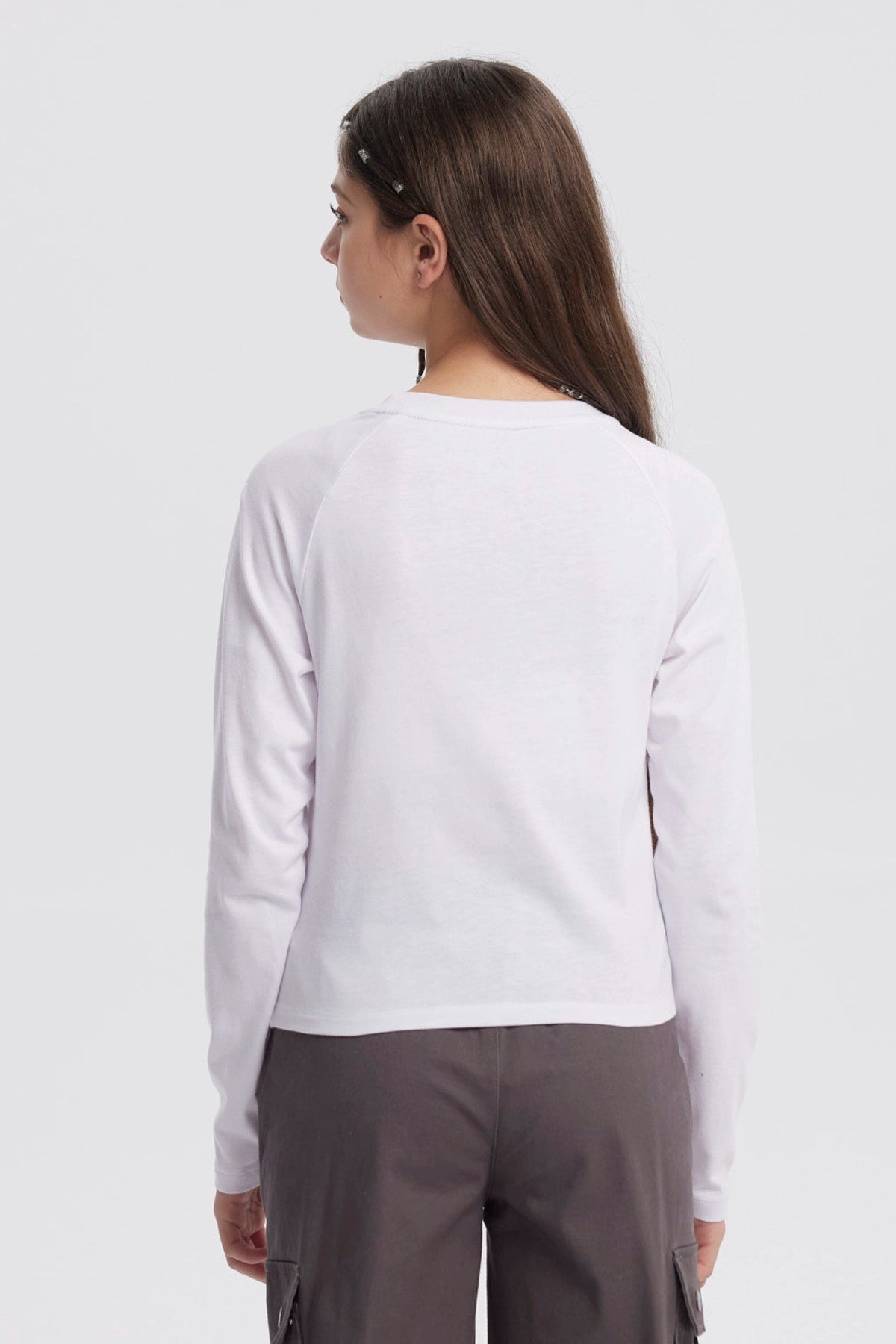 Polera crudo para niña con estampa grande de letras Boston en el centro estilo deportivo manga larga y detalles en negro