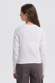 Polera crudo para niña con estampa grande de letras Boston en el centro estilo deportivo manga larga y detalles en negro