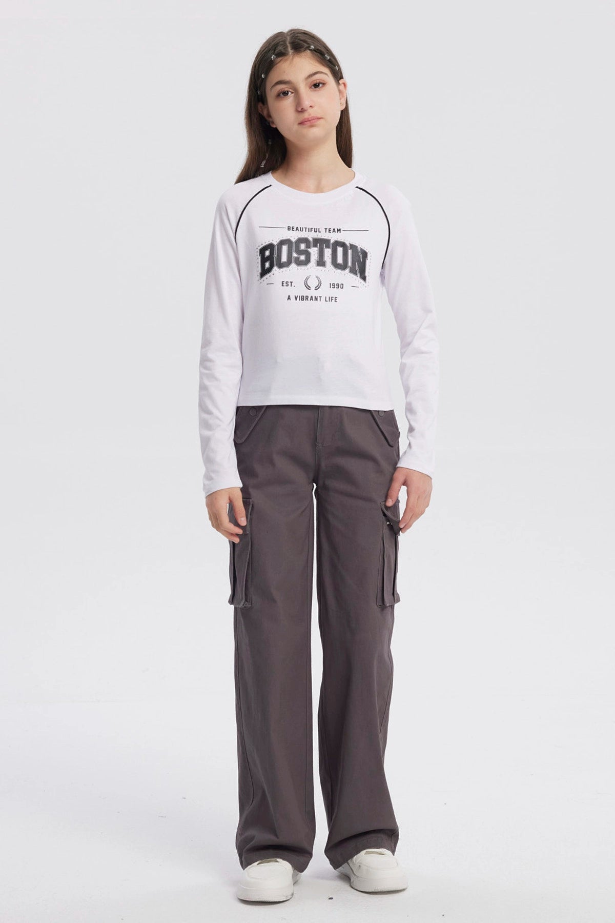 Polera crudo para niña con estampa grande de letras Boston en el centro estilo deportivo manga larga y detalles en negro