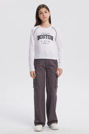 Polera crudo para niña con estampa grande de letras Boston en el centro estilo deportivo manga larga y detalles en negro