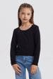 Polera negra de niña con cuello de encaje diseño liso y manga larga perfecta para un look casual y elegante