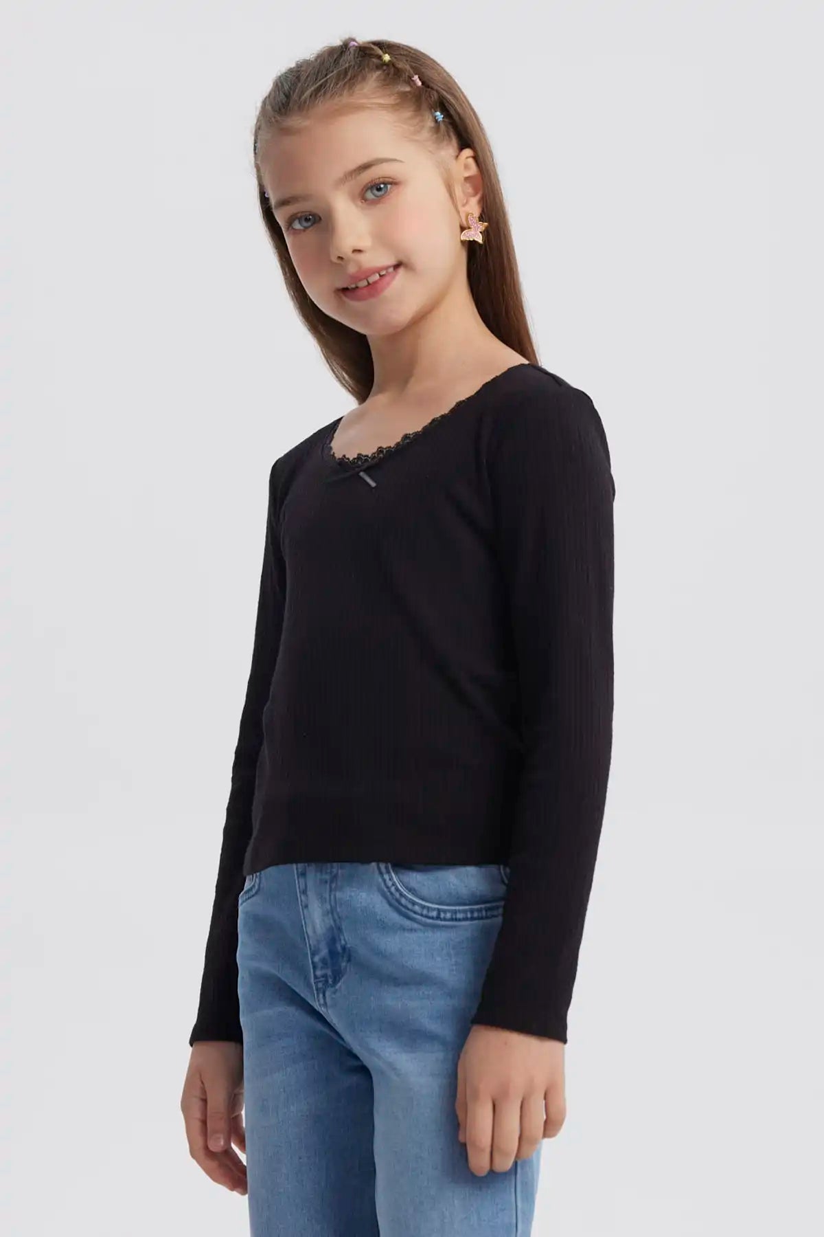 Polera negra de niña con cuello de encaje diseño liso y manga larga perfecta para un look casual y elegante