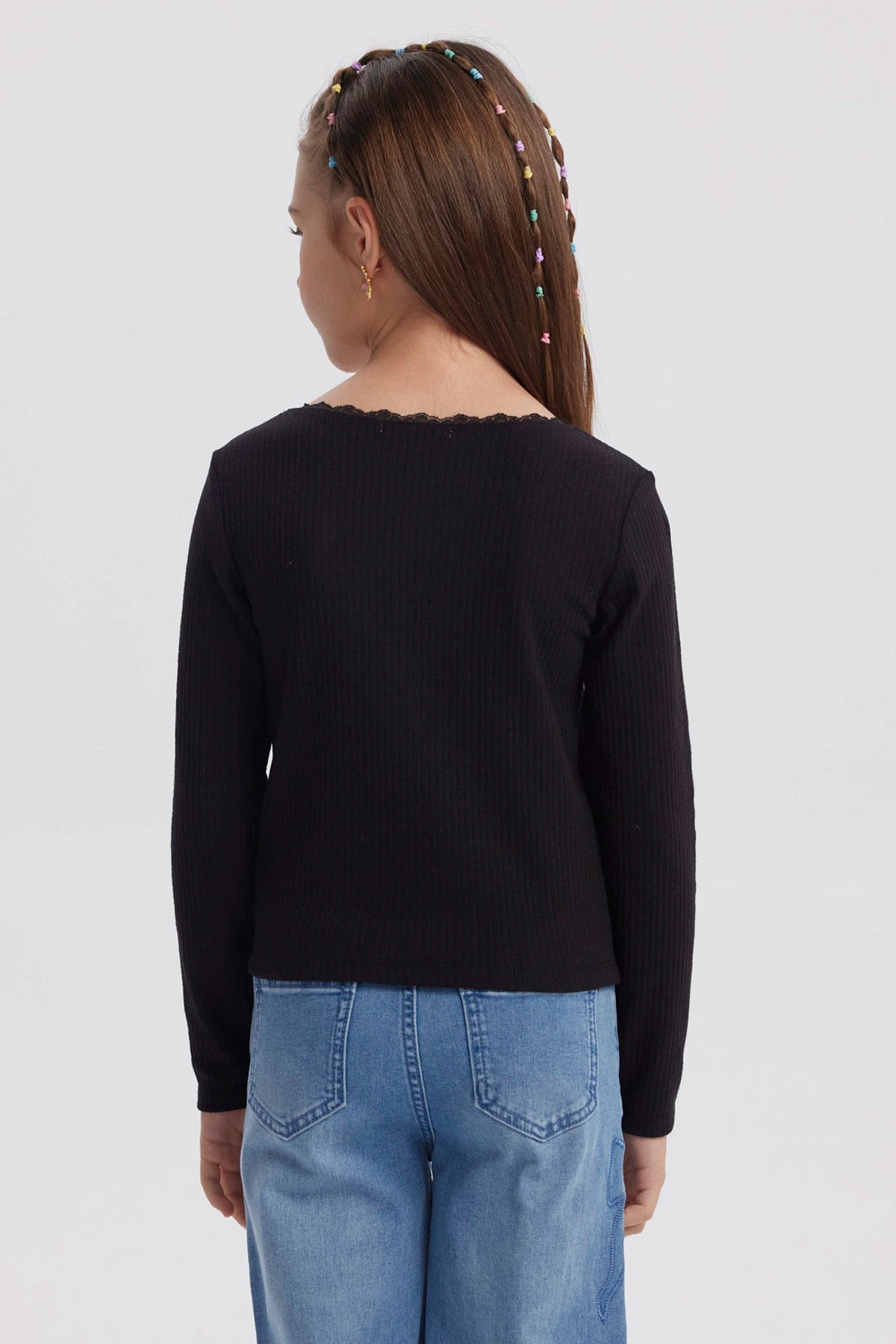Polera negra de niña con cuello de encaje diseño liso y manga larga perfecta para un look casual y elegante