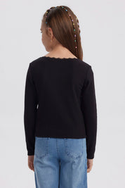 Polera negra de niña con cuello de encaje diseño liso y manga larga perfecta para un look casual y elegante