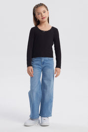 Polera negra de niña con cuello de encaje diseño liso y manga larga perfecta para un look casual y elegante