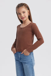 Polera niña café de manga larga con cuello de encaje y diseño acanalado lisa ideal para un look casual