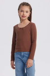 Polera niña café de manga larga con cuello de encaje y diseño acanalado lisa ideal para un look casual