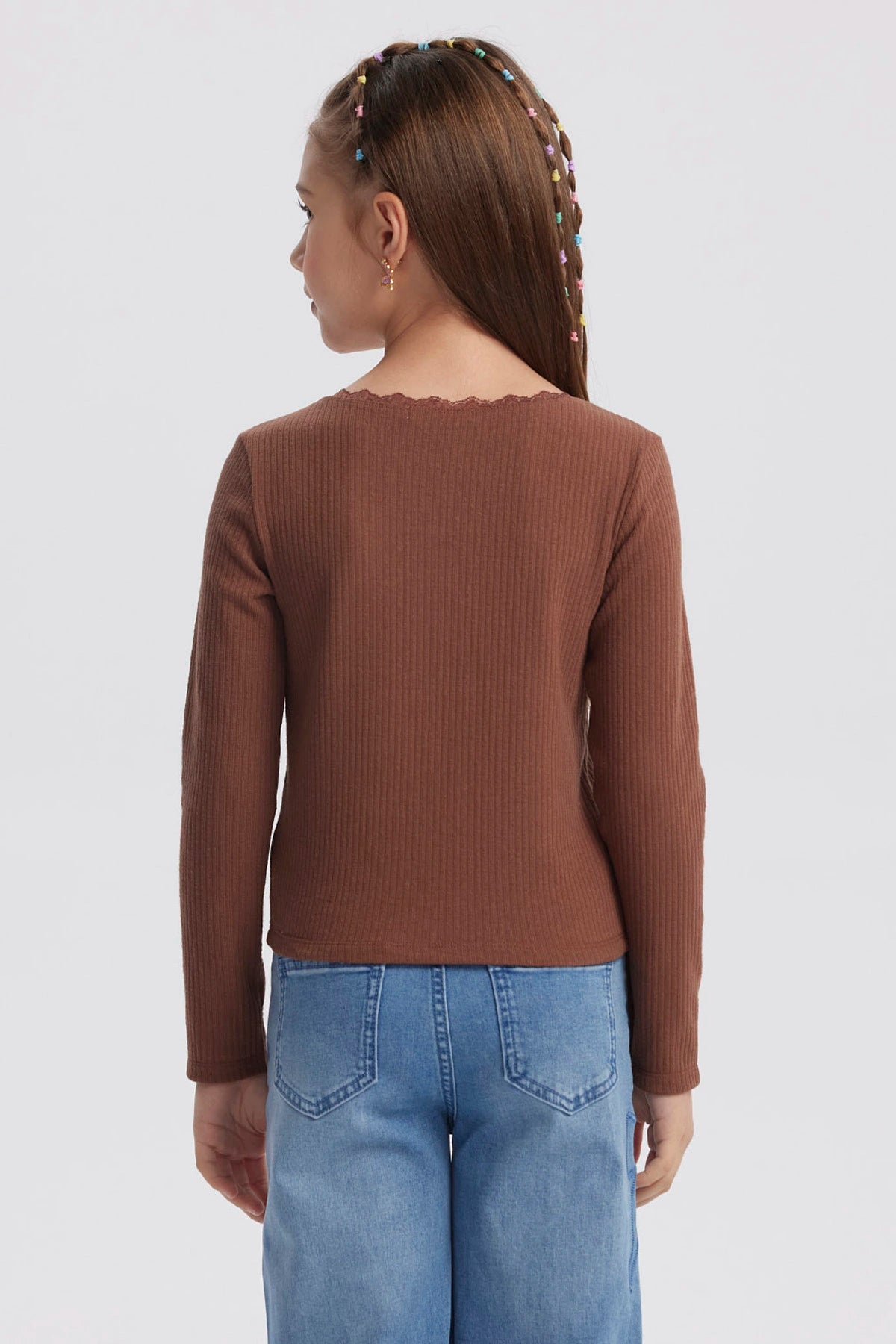 Polera niña café de manga larga con cuello de encaje y diseño acanalado lisa ideal para un look casual