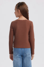 Polera niña café de manga larga con cuello de encaje y diseño acanalado lisa ideal para un look casual