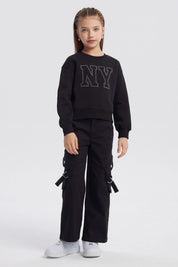 Polerón negro para niña con diseño de strass formando las letras NY en el pecho estilo casual y moderno