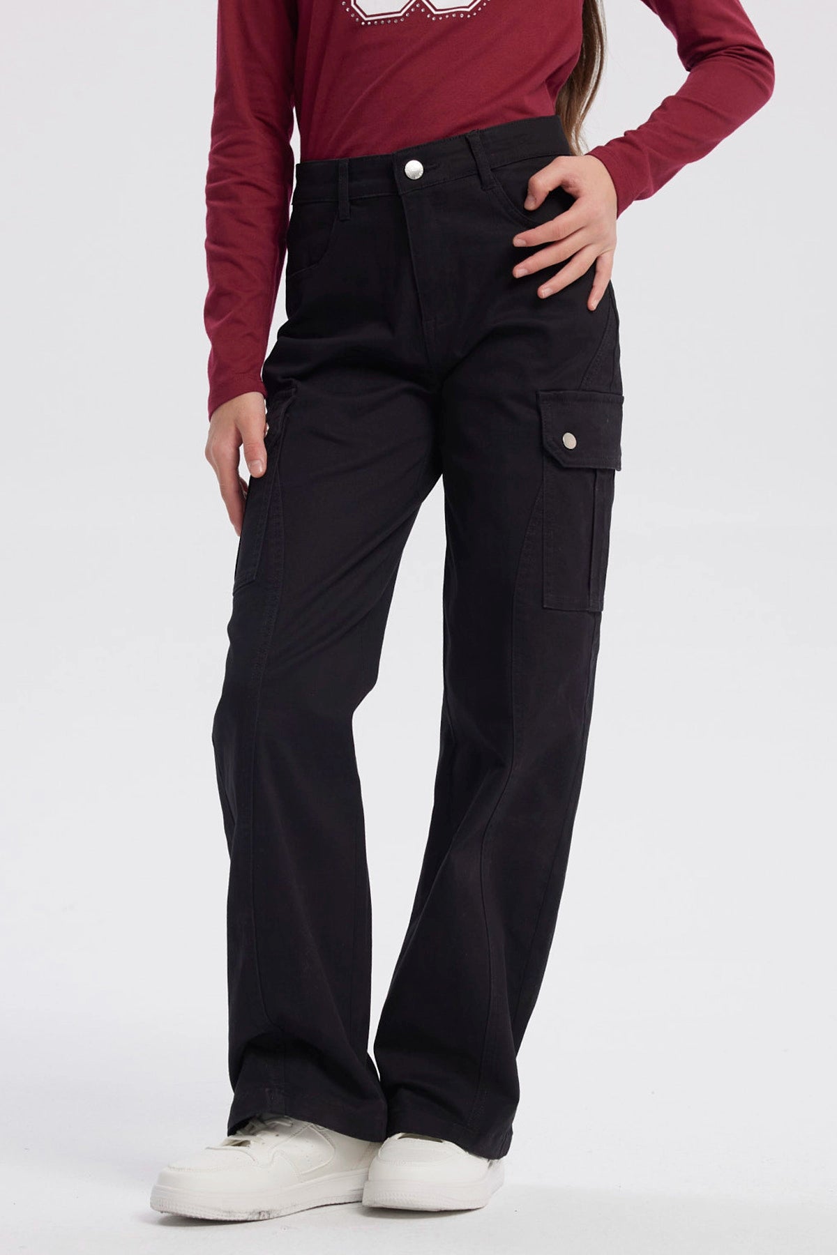 Pantalón baggy cargo negro para niña con bolsillos laterales grandes y diseño liso estilo casual moderno