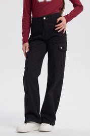 Pantalón baggy cargo negro para niña con bolsillos laterales grandes y diseño liso estilo casual moderno