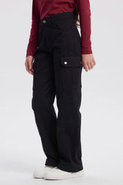 Pantalón baggy cargo negro para niña con bolsillos laterales grandes y diseño liso estilo casual moderno
