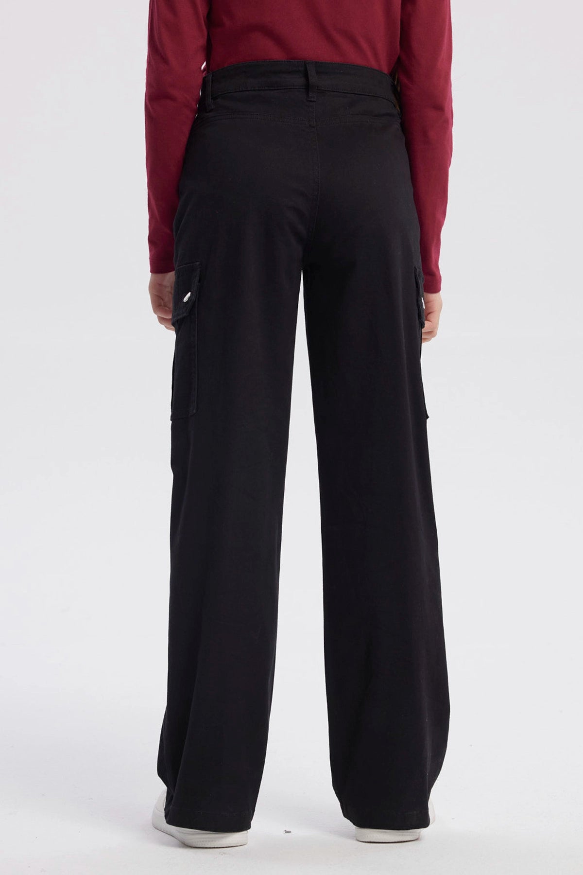 Pantalón baggy cargo negro para niña con bolsillos laterales grandes y diseño liso estilo casual moderno