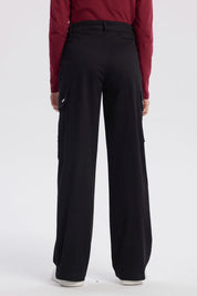 Pantalón baggy cargo negro para niña con bolsillos laterales grandes y diseño liso estilo casual moderno