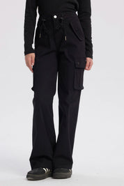 Pantalón cargo niña negro con cordón ajustable y bolsillos laterales amplios diseño liso ideal para el día a día
