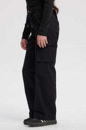 Pantalón cargo niña negro con cordón ajustable y bolsillos laterales amplios diseño liso ideal para el día a día