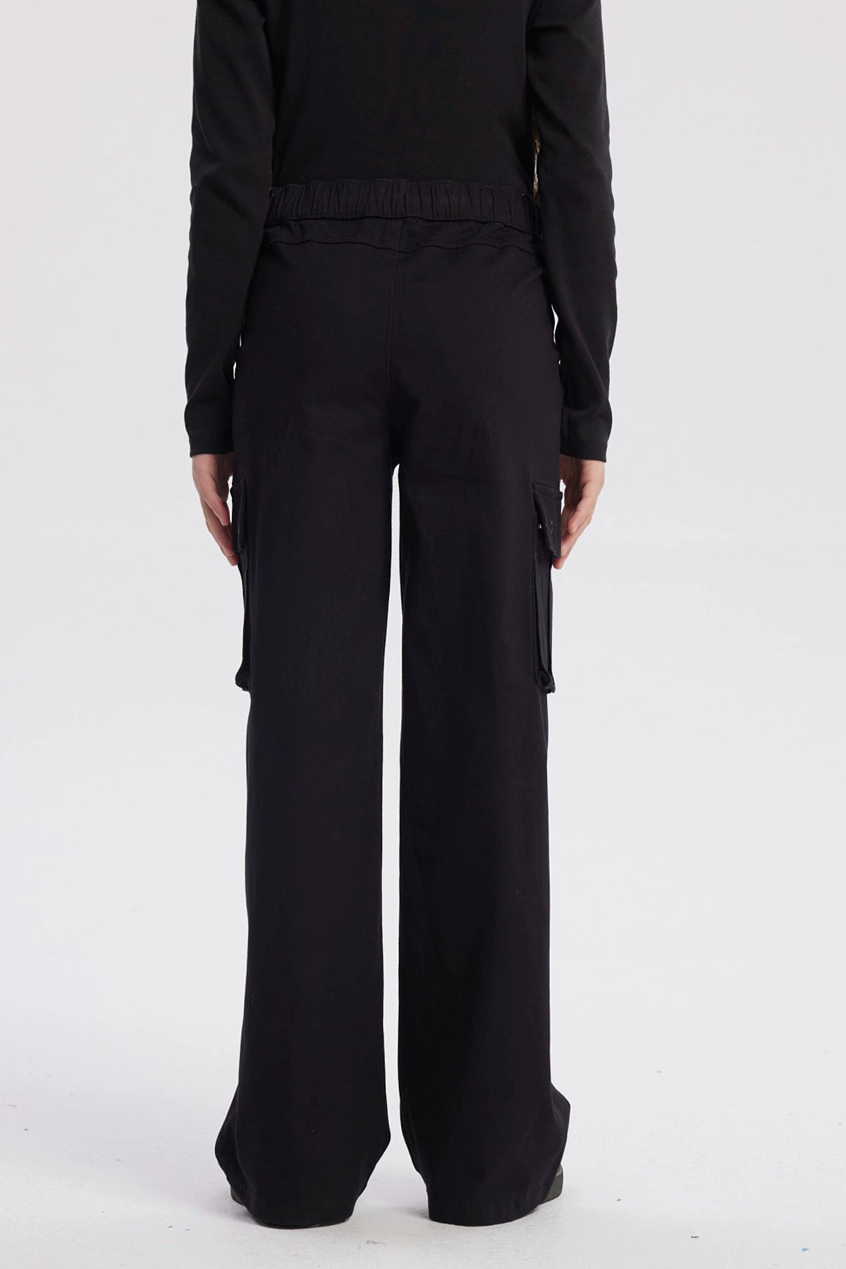 Pantalón cargo niña negro con cordón ajustable y bolsillos laterales amplios diseño liso ideal para el día a día