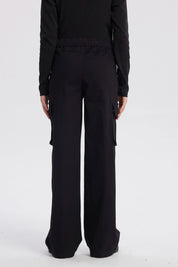 Pantalón cargo niña negro con cordón ajustable y bolsillos laterales amplios diseño liso ideal para el día a día