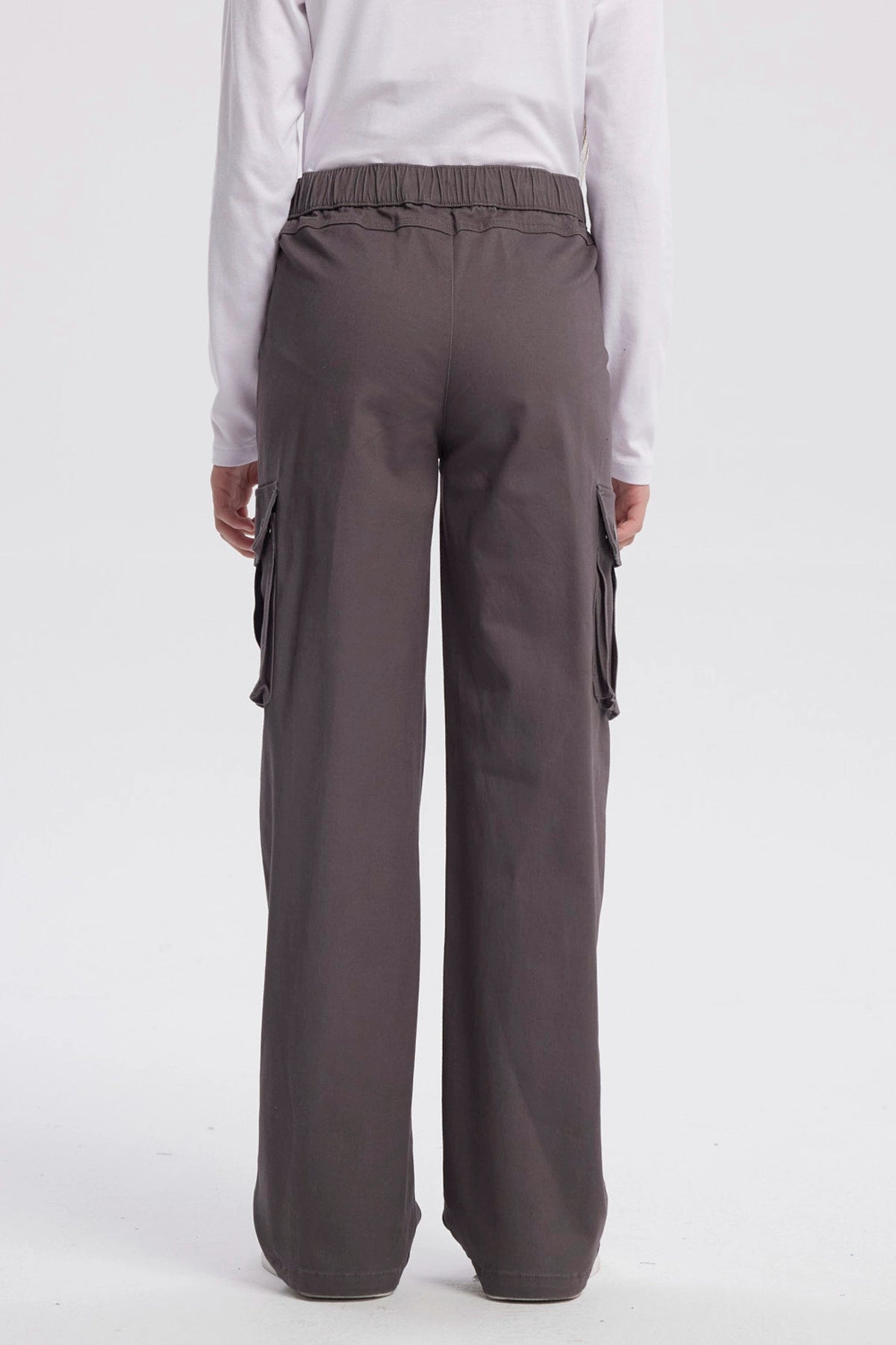 Pantalón cargo marengo niña con cordón ajustable bolsillos laterales amplios y diseño liso casual y versátil