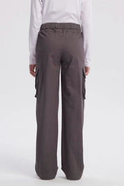Pantalón cargo marengo niña con cordón ajustable bolsillos laterales amplios y diseño liso casual y versátil