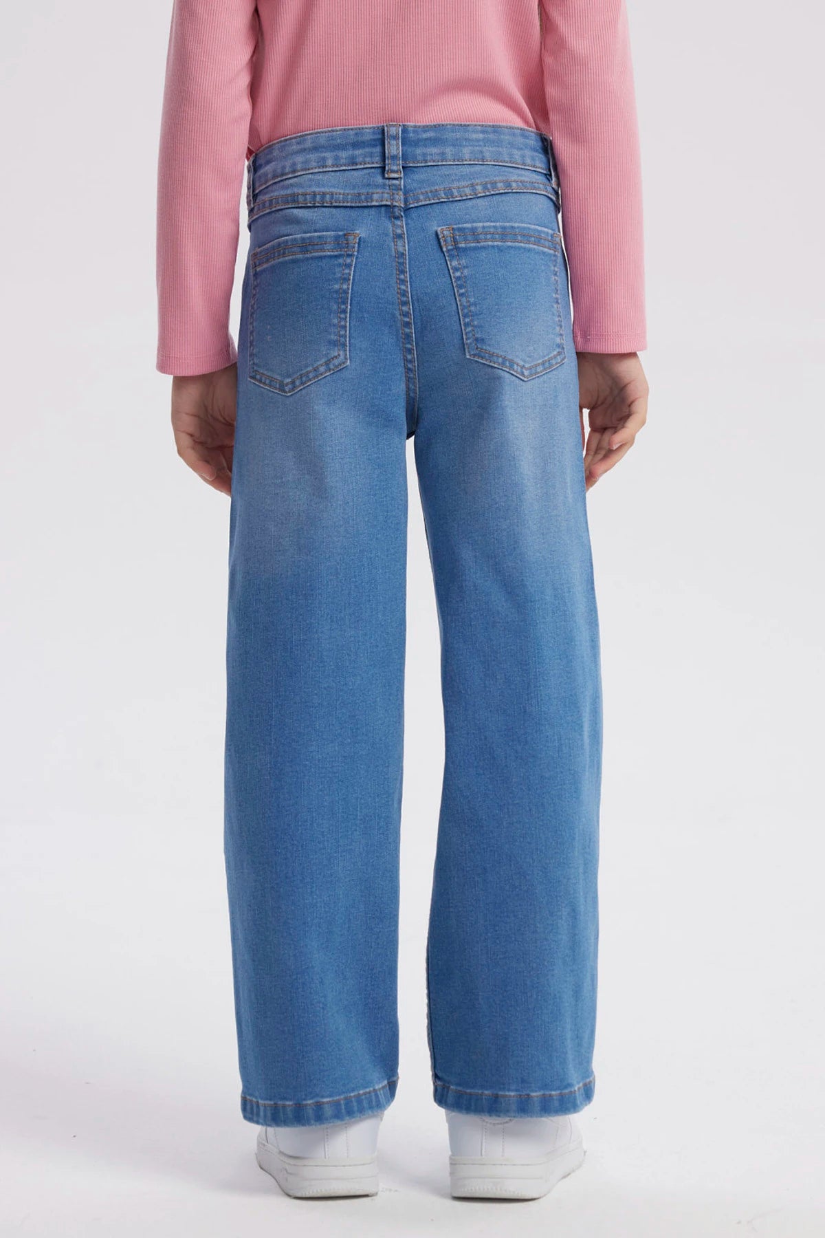 Jeans niña calce recto azul con pequeños brillos en los bolsillos delanteros prenda lisa y casual ideal para el día a día