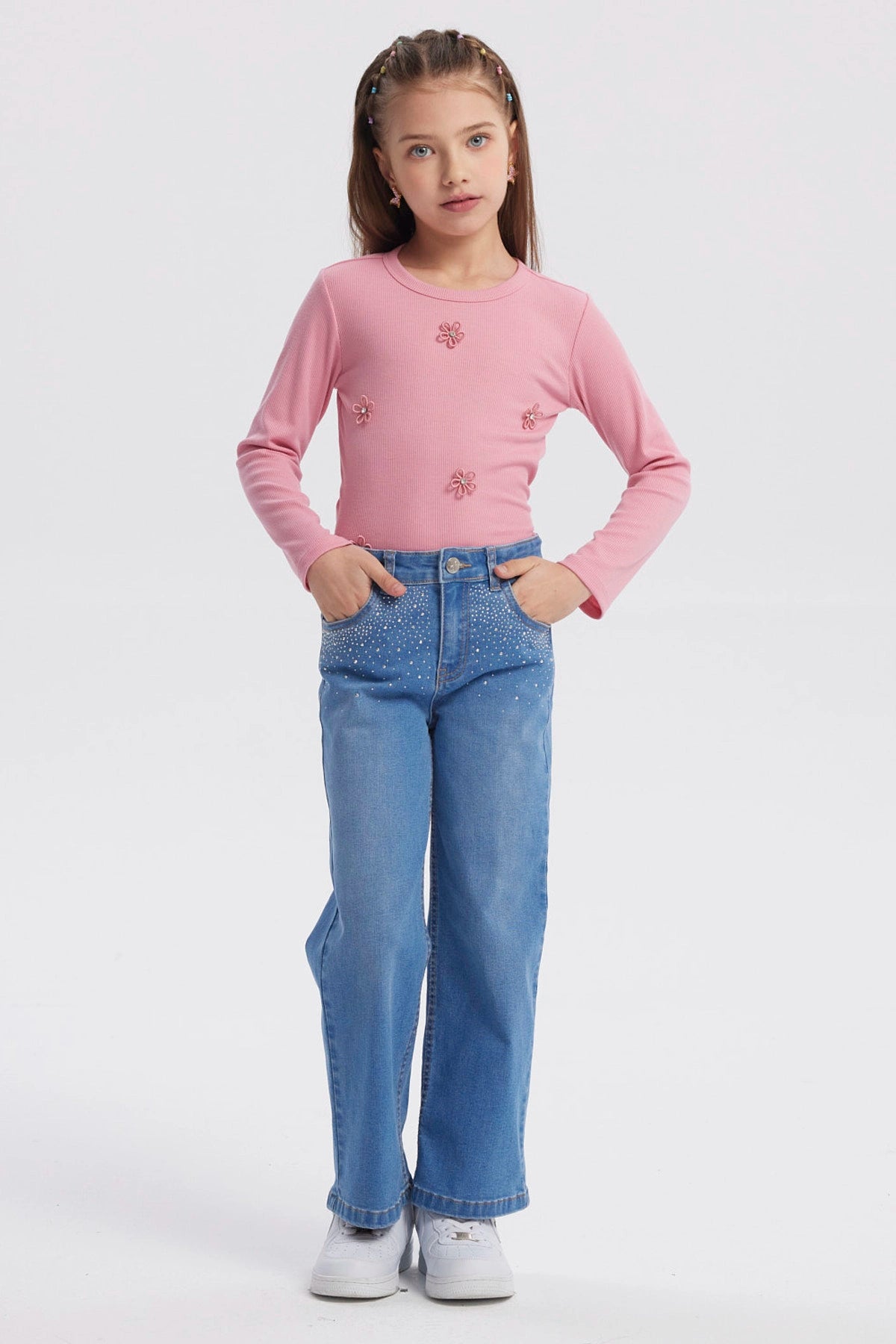 Jeans niña calce recto azul con pequeños brillos en los bolsillos delanteros prenda lisa y casual ideal para el día a día