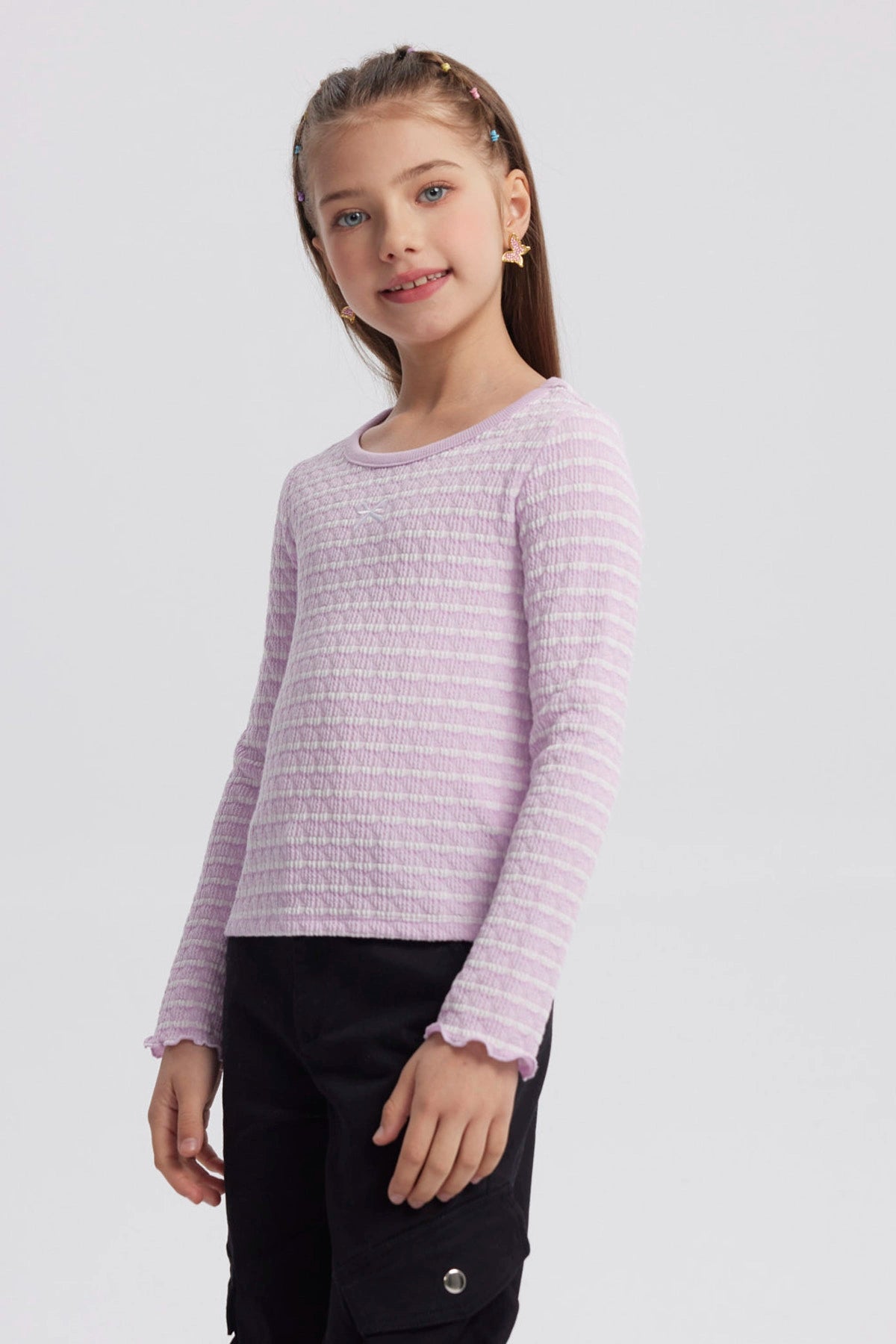 Polera lila de rayas blancas manga larga con diseño acanalado sin estampa visible ideal para el día a día