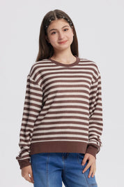 Polerón niña cuello redondo café con rayas blancas horizontales diseño casual y relajado sin estampa visible