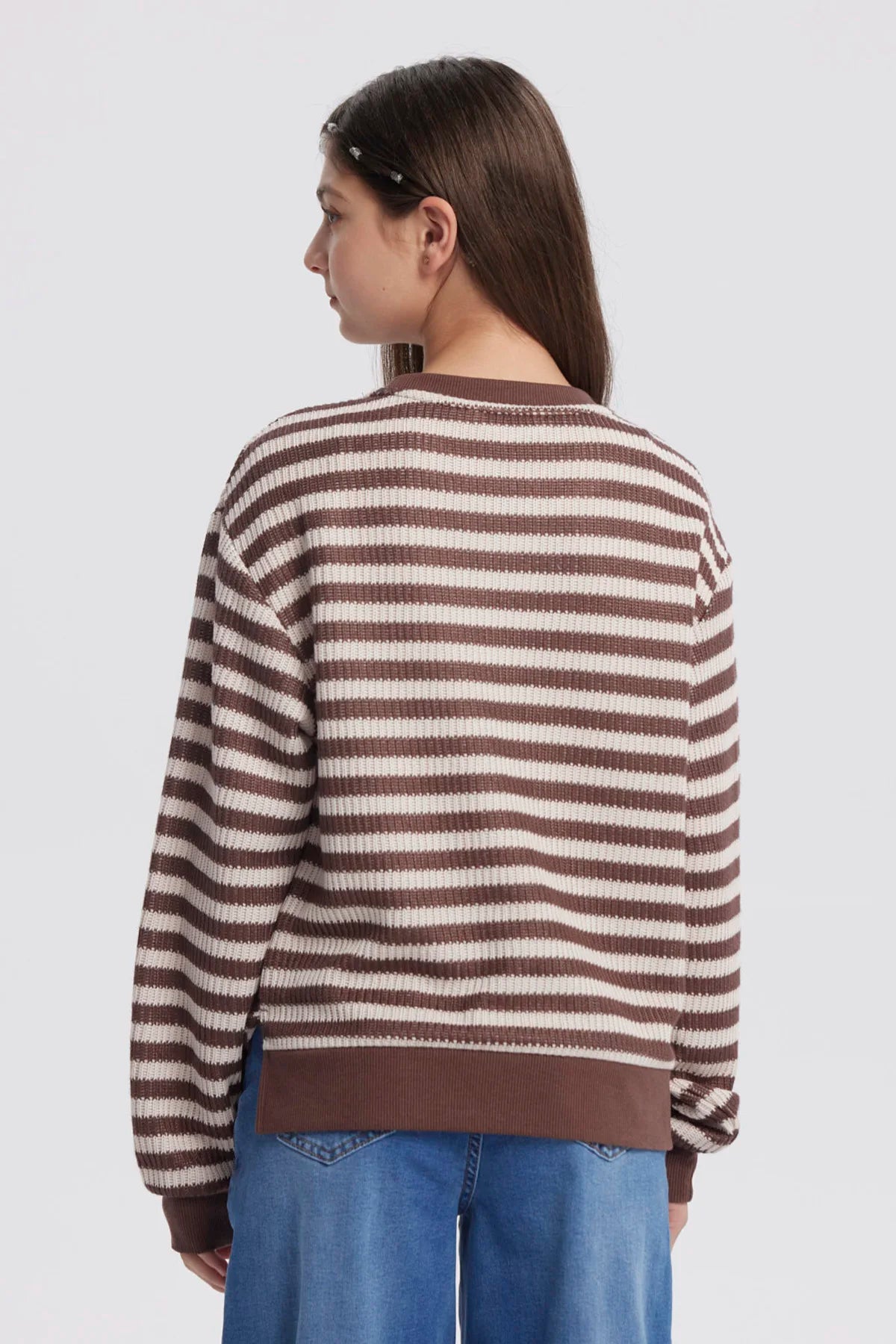 Polerón niña cuello redondo café con rayas blancas horizontales diseño casual y relajado sin estampa visible