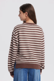 Polerón niña cuello redondo café con rayas blancas horizontales diseño casual y relajado sin estampa visible