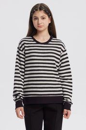 Polerón niña cuello redondo negro con rayas horizontales blancas diseño casual y relajado sin estampa visible