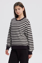 Polerón niña cuello redondo negro con rayas horizontales blancas diseño casual y relajado sin estampa visible