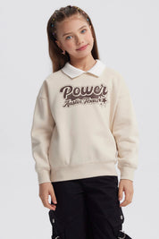 Polerón niña beige con cuello camisero estampa Power Austin Texas en el pecho estilo gráfico grande casual