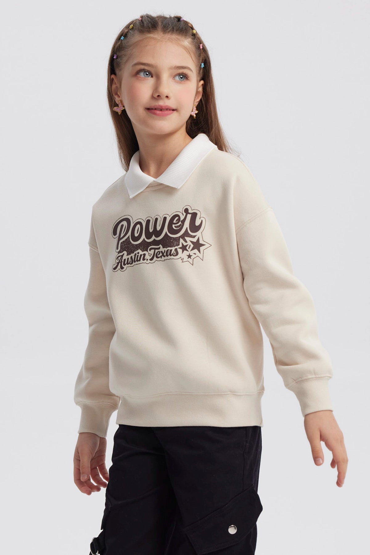 Polerón niña beige con cuello camisero estampa Power Austin Texas en el pecho estilo gráfico grande casual