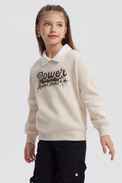 Polerón niña beige con cuello camisero estampa Power Austin Texas en el pecho estilo gráfico grande casual