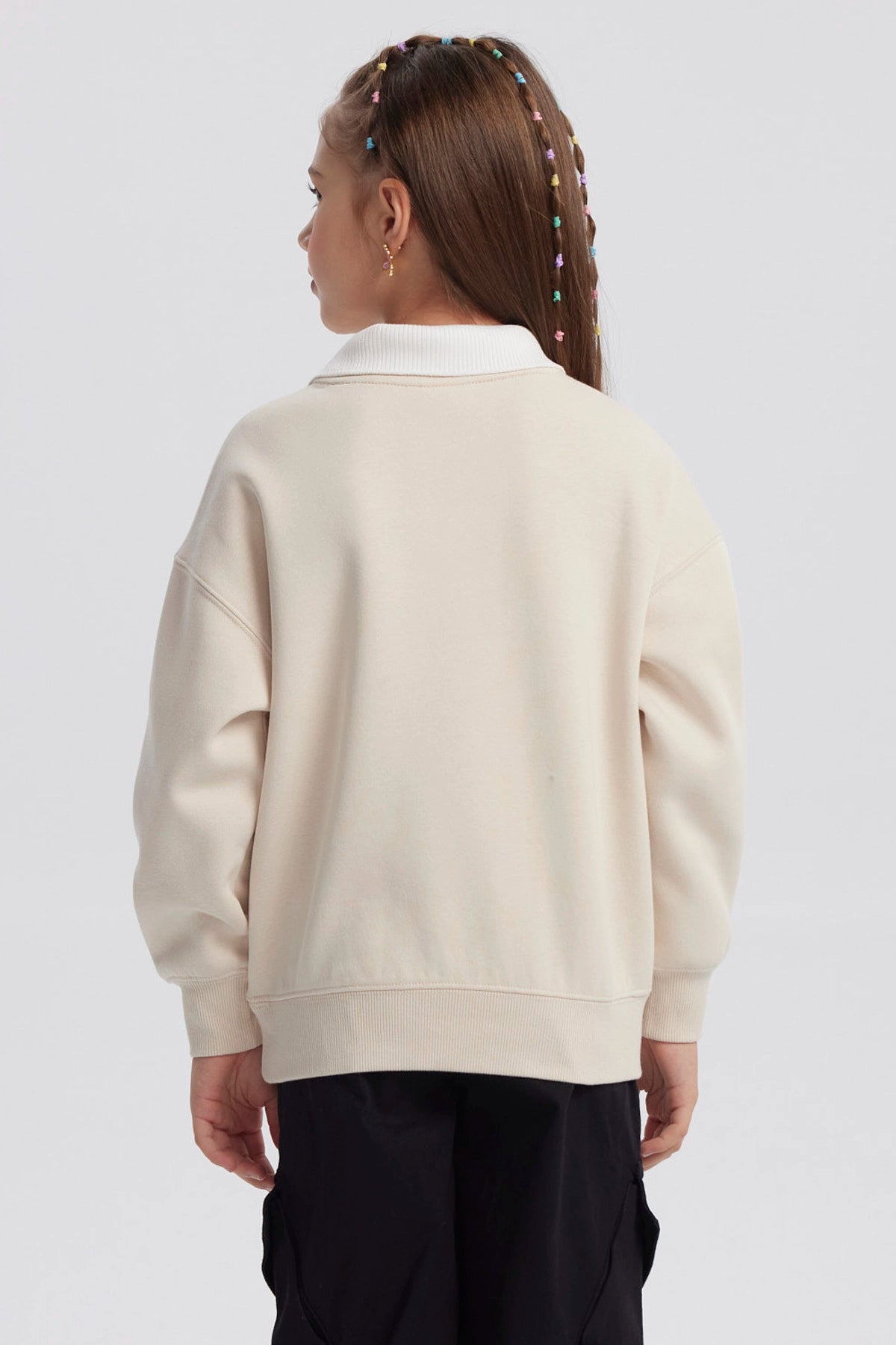 Polerón niña beige con cuello camisero estampa Power Austin Texas en el pecho estilo gráfico grande casual