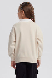 Polerón niña beige con cuello camisero estampa Power Austin Texas en el pecho estilo gráfico grande casual
