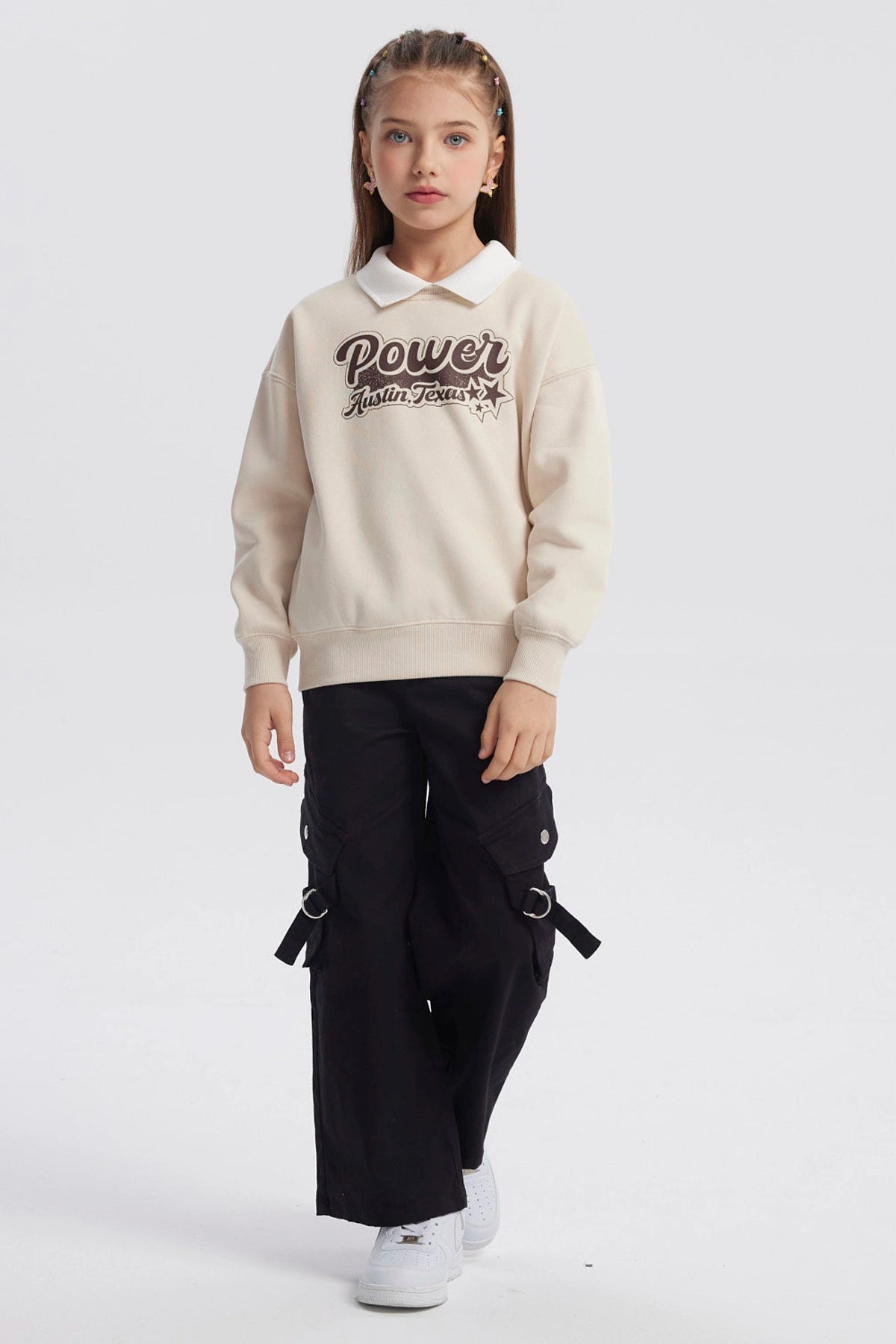Polerón niña beige con cuello camisero estampa Power Austin Texas en el pecho estilo gráfico grande casual