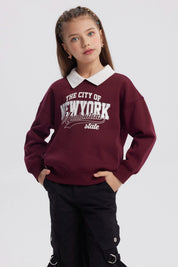 Polerón burdeo niña con cuello camisero blanco y estampado frontal grande The City of New York Manhattan state en tipografía deportiva