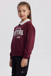 Polerón burdeo niña con cuello camisero blanco y estampado frontal grande The City of New York Manhattan state en tipografía deportiva