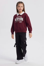 Polerón burdeo niña con cuello camisero blanco y estampado frontal grande The City of New York Manhattan state en tipografía deportiva