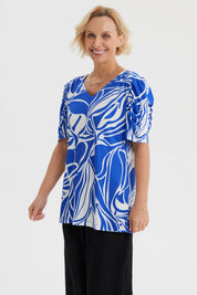 Polera azulino para mujer con estampado abstracto blanco estilo hojas en toda la prenda y mangas fruncidas