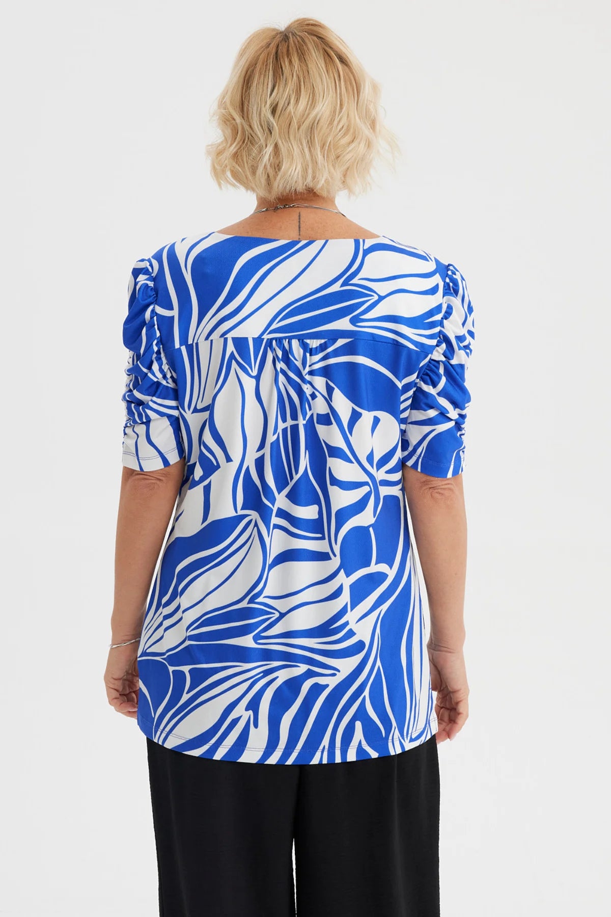 Polera azulino para mujer con estampado abstracto blanco estilo hojas en toda la prenda y mangas fruncidas