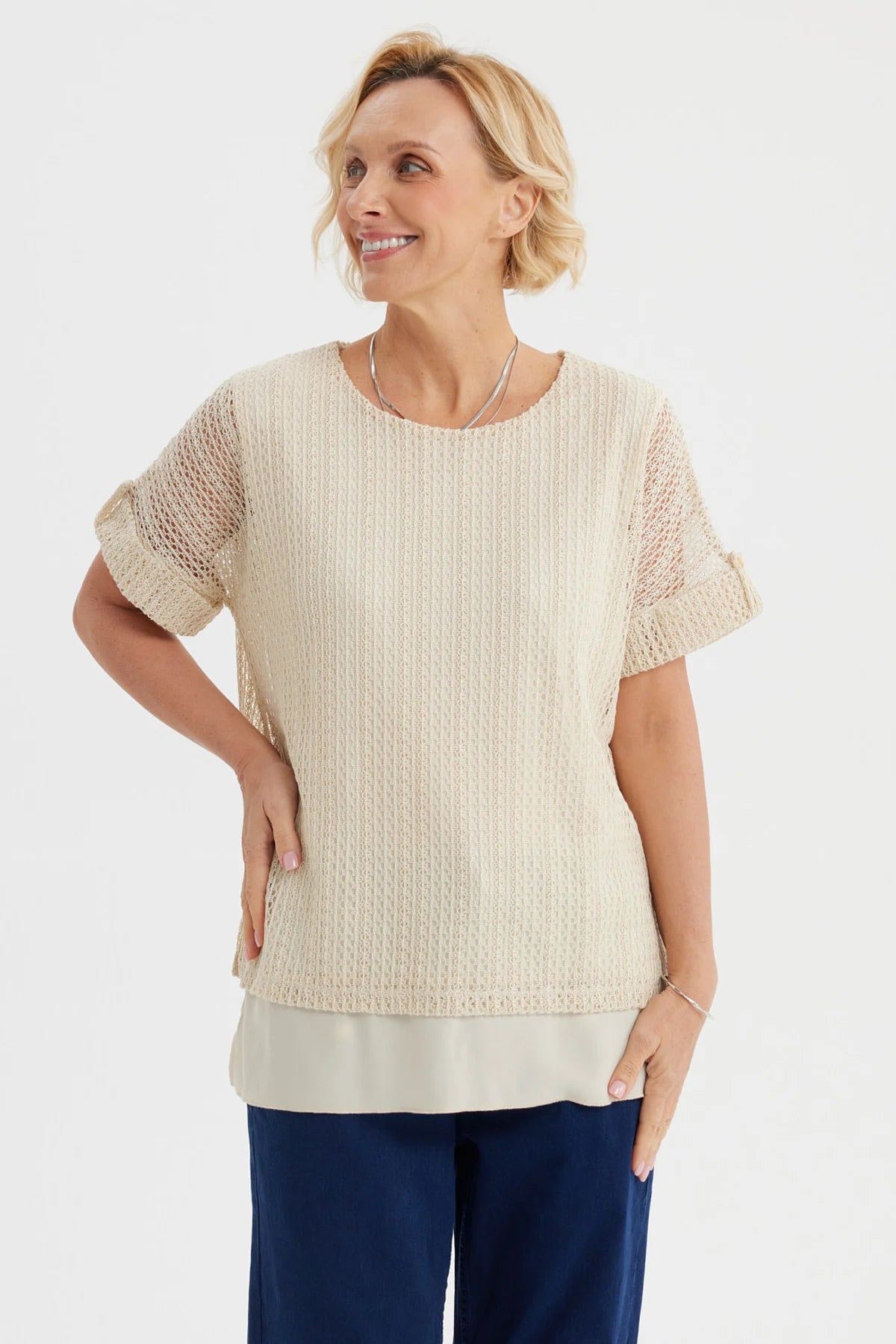 Polera mujer malla beige claro con textura calada y manga corta sin estampa lisa