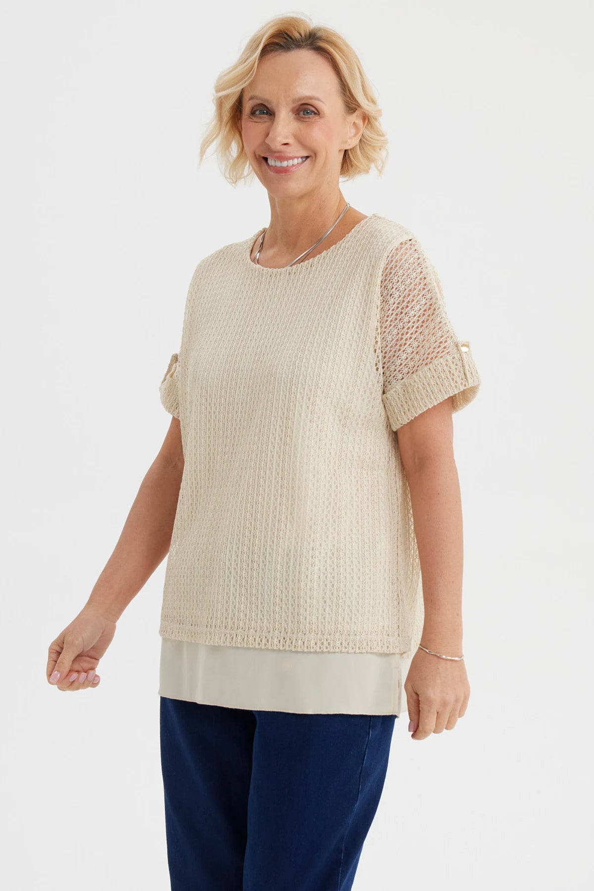 Polera mujer malla beige claro con textura calada y manga corta sin estampa lisa
