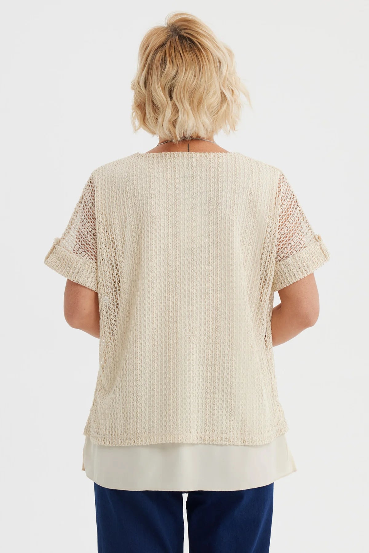 Polera mujer malla beige claro con textura calada y manga corta sin estampa lisa