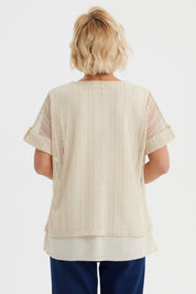 Polera mujer malla beige claro con textura calada y manga corta sin estampa lisa